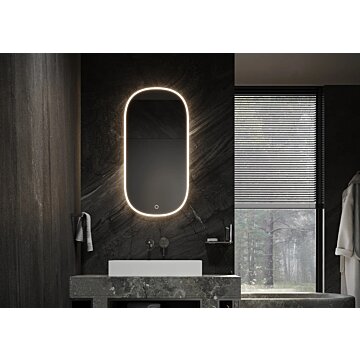 De TAMPA spiegel met ovaal design, directe en indirecte verlichting, touchdimmer met warm/koud lichtwissel, en geïntegreerde spiegelverwarming. Maat: 450x1050 mm. Snelle levering, CE-markering, 2 jaar garantie, voor een heldere, condensvrije spiegel en sf