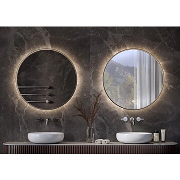 TYRUS ronde spiegel met modern design, verkrijgbaar in diverse afmetingen en kleuren, zoals mat zwart. Voorzien van subtiele indirecte verlichting, CE-markering en 2 jaar garantie. Snelle levering voor voorraadmodellen en maatwerkopties beschikbaar. Perfe