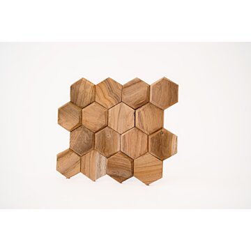 Teakea Hexagon wandpanelen van duurzaam teakhout, zeshoekige vorm, gemonteerd op een muur voor een moderne en natuurlijke uitstraling in het interieur.