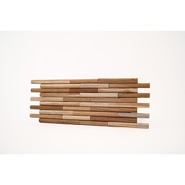 Ronde teakhouten wandpanelen van Sosis van 50 x 20 cm, vakkundig aan elkaar gelijmd, creëren een warme en uitnodigende sfeer in een stijlvol ingerichte kamer