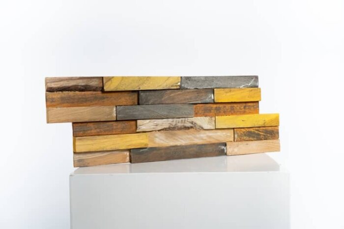 Duurzaam Bohemian Teak plakhout paneel van Teakea met afmetingen 55 x 18 x 2 cm, weergegeven in diverse natuurlijke bruin-, geel-, en donkere tinten voor een prachtige en natuurlijke wandbekleding