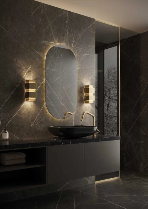 De BERLIN van de Lightningware collectie - minimalistische, robuuste spotlamp met vierkante afwerking en dubbele lichtbundel. Verkrijgbaar in brushed gold, brushed copper en brushed gun metal, ideaal voor moderne en klassieke interieurs. Perfect voor woon