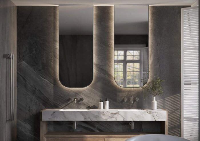 BRUGGE spiegel – luxe designspiegel met indirecte LED-verlichting, maatwerkopties, en stijlvol frame in diverse kleuren, zoals mat zwart. Verkrijgbaar in afmetingen van 800×400 mm tot 1400×700 mm. Perfect voor moderne en klassieke interieurs.