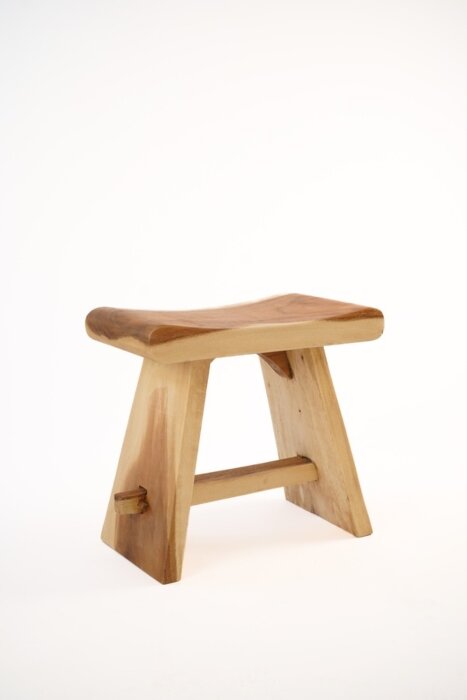 Bollo Houten Zadelkruk in natuurlijk gelakt suarhout met opvallende nerfstructuur, afmetingen 50x30x47 cm
Massief houten zadelkruk
