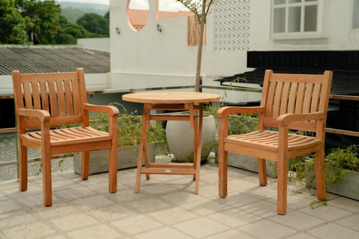 Teakea tuinset met 2 Windsor teakstoelen en ronde inklapbare tafel Ø80 cm – FSC teak set voor balkon of tuin met klassieke uitstraling

