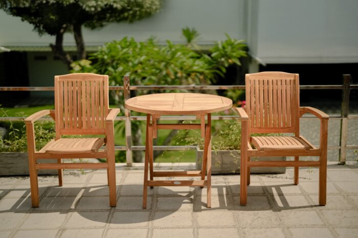 Teakea tuinset met 2 Stacker stapelbare teakstoelen en ronde klaptafel Ø80 cm – compacte en duurzame FSC tuinset voor balkon of terras

