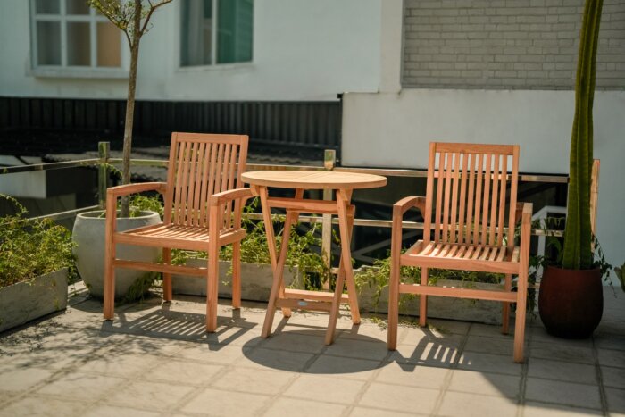 Teakea tuinset met 2 Pile stapelbare teakstoelen en ronde inklapbare tafel Ø70 cm – FSC teak set voor balkon of terras



