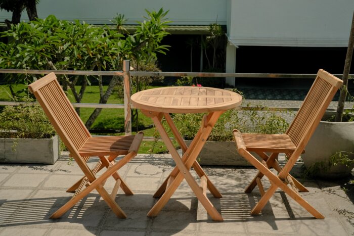 Teakea tuinset met 2 inklapbare teakstoelen en ronde klaptafel Ø70 cm – compacte FSC teak tuinset voor balkon of kleine tuin