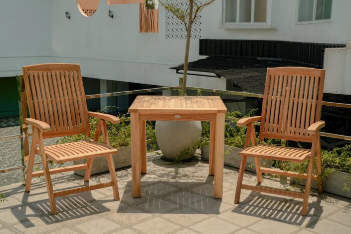 Teakea Teakhouten Tuinset met 2 verstelbare Linda standenstoelen en vierkante teak tuintafel 80x80 cm – compact en duurzaam buitenmeubilair