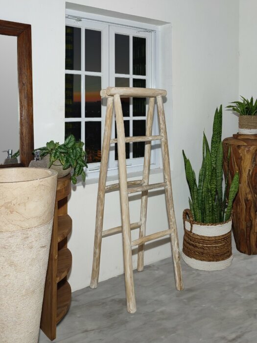 White-wash vouwbare teakhouten decoratieladder tegen muur