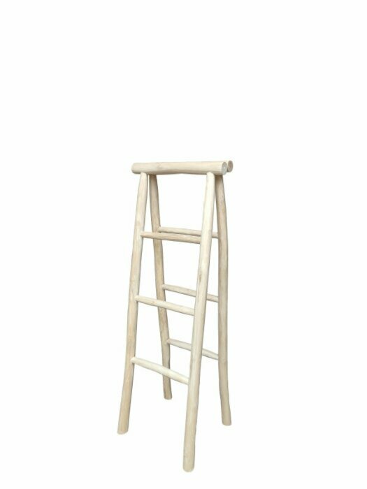 Vouwbare teakhouten decoratieladder met white oiled afwerking tegen wand