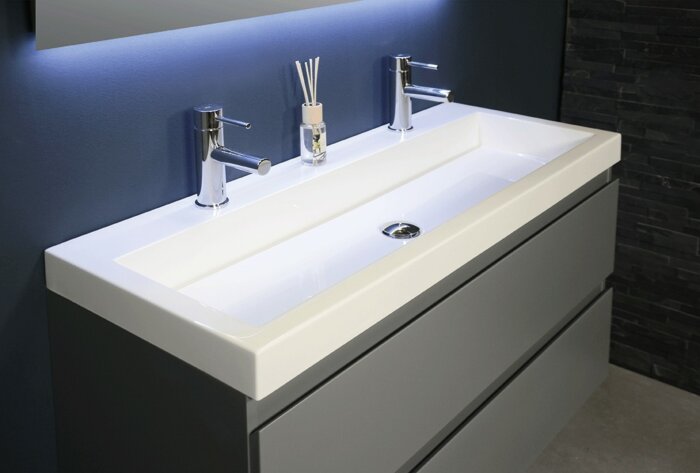 De Ink Smooth wastafel biedt een combinatie van stijl en functionaliteit die perfect is voor moderne badkamers. Gemaakt van hoogwaardig mat wit polystone, straalt deze wastafel een gevoel van elegantie en verfijning