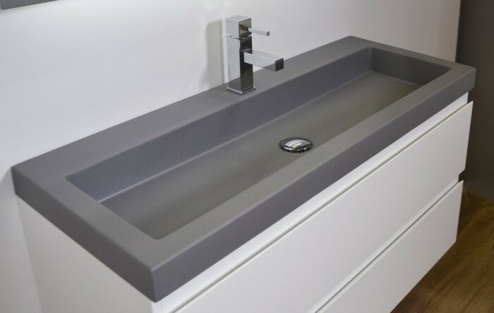 De Ink Smooth wastafel biedt een combinatie van stijl en functionaliteit die perfect is voor moderne badkamers. Gemaakt van hoogwaardig mat wit polystone, straalt deze wastafel een gevoel van elegantie en verfijning
