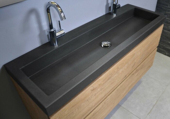 De Ink Smooth wastafel biedt een combinatie van stijl en functionaliteit die perfect is voor moderne badkamers. Gemaakt van hoogwaardig mat wit polystone, straalt deze wastafel een gevoel van elegantie en verfijning