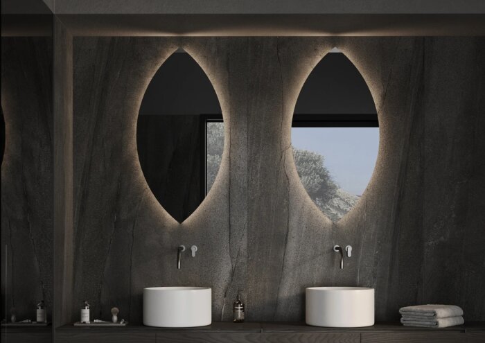 De CAPE TOWN spiegel met strak ovaal ontwerp en maatwerkopties, ideaal voor sanitaire ruimtes, slaapkamers, hallen of woonkamers. Verkrijgbaar in afmetingen van 600×1200 mm tot 900×1800 mm, met opties zoals dimbare trafo’s, Bluetooth-audio en digitale klo