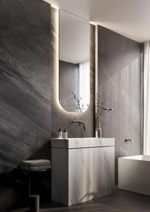 KNOKKE spiegel – ovale designspiegel met vlakke bovenkant, perfect tegen het plafond voor een moderne uitstraling. Op maat verkrijgbaar (400×1000 mm tot 600×1000 mm), met opties zoals dimbare verlichting, Bluetooth-audio en digitale klok. Ideaal voor badk