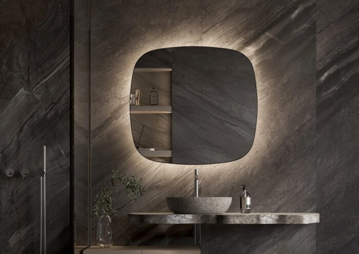 LIMA spiegel – stijlvolle organische designspiegel met indirecte LED-verlichting, dimbare infraroodsensor en geïntegreerde spiegelverwarming. Beschikbaar in 600×600 mm, 800×800 mm, 1000×1000 mm en 1200×1200 mm. Perfect voor een modern interieur. CE-gecert