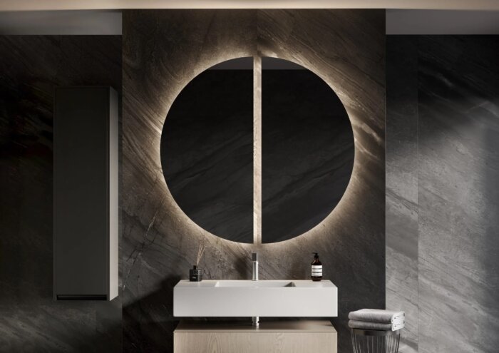 De MARS spiegel met unieke design van twee halve cirkels en indirecte verlichting, geschikt voor sanitaire ruimtes, slaapkamers, hallen, en woonkamers. Beschikbaar in maatwerkafmetingen van 800×400 mm tot 1400×700 mm, met uitbreidbare opties zoals dimbare