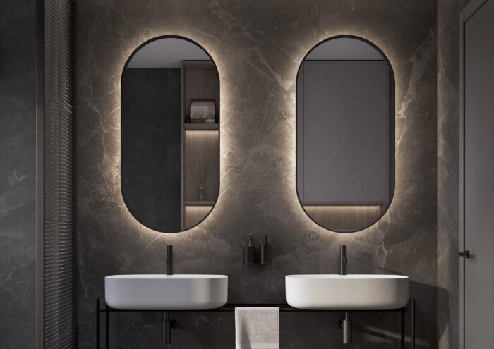 MIRAMAR spiegel met modern en tijdloos design, voorzien van indirecte LED-verlichting en geïntegreerde spiegelverwarming. Stijlvolle en functionele wandspiegel, CE-gecertificeerd en direct leverbaar. Perfect voor een luxe en sfeervol interieur.
