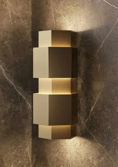 De MONACO spot uit de Lightningware collectie met zeshoekige afwerking en strak, modern ontwerp. Verkrijgbaar in brushed gold, brushed copper en brushed gun metal, biedt deze lamp elegante verlichting met een dubbele lichtval naar boven en beneden. Perfec