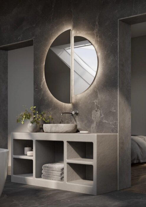 MOON design spiegel met unieke vorm van twee halve cirkels, indirecte LED-verlichting en maatwerkopties zoals dimbare trafo, Bluetooth-audio en digitale klok. Moderne en minimalistische spiegel voor badkamer, woonkamer, slaapkamer of hal. Verkrijgbaar tot