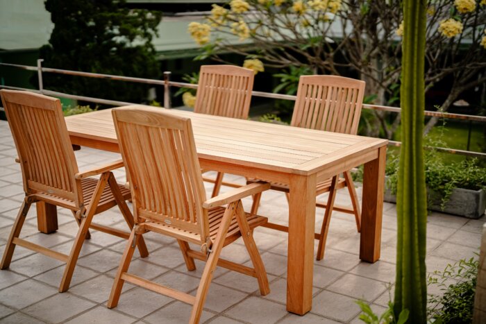 Nelson teak tuintafel 180x90 cm van massief plantage teakhout met RVS beslag in ruime tuinopstelling