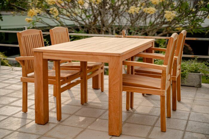 Nelson tuintafel 200x100 cm van handgemaakt duurzaam teakhout met afgeronde hoeken, geplaatst op een modern terras met 6 tot 8 zitplaatsen