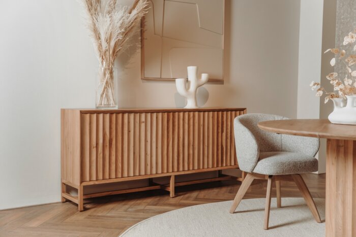Crotone dressoir 180x40x80 cm in Scandinavische stijl, gemaakt van massief Acaciahout met golvende fronten en push-to-open systeem.