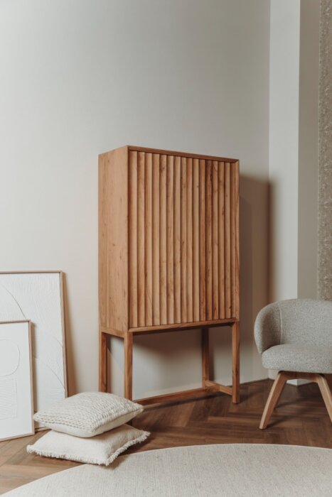 Crotone opbergkast 90x45x180 cm van massief acaciahout met golvend reliëf en push-to-open systeem, Scandinavisch design.