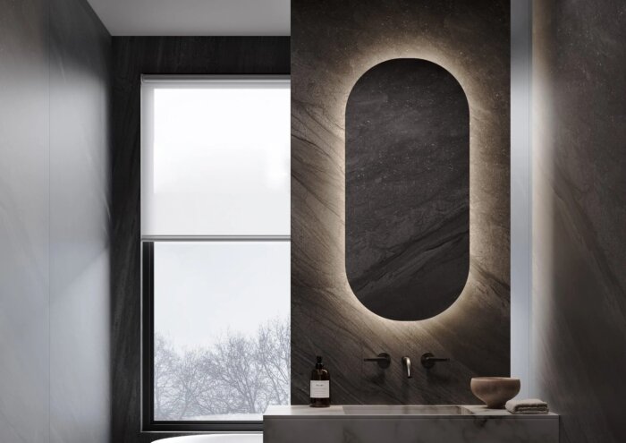 ORLANDO ovale LED spiegel met touchdimmer, spiegelverwarming en warm/koud lichtwissel. Verkrijgbaar in maat 450×1050 mm en op maat tot 1000×2000 mm. Voorzien van CE-markering, zandstraalbewerking en optionele Bluetooth-audio of digitale klok. Stijlvolle e