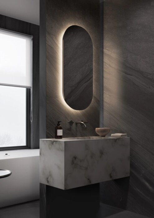 ORLANDO ovale LED spiegel met touchdimmer, spiegelverwarming en warm/koud lichtwissel. Verkrijgbaar in maat 450×1050 mm en op maat tot 1000×2000 mm. Voorzien van CE-markering, zandstraalbewerking en optionele Bluetooth-audio of digitale klok. Stijlvolle e