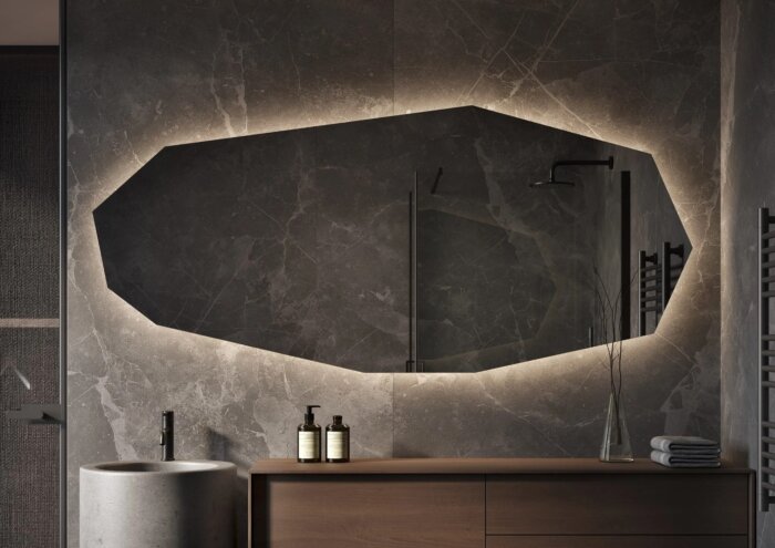 OSLO spiegel – moderne 10-hoekige designspiegel met organische vorm, maatwerkopties tot 2000 mm, LED-verlichting, Bluetooth-audio en digitale klok. Stijlvolle toevoeging voor badkamer, slaapkamer, hal of woonkamer.