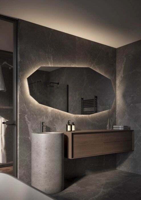 OSLO spiegel – moderne 10-hoekige designspiegel met organische vorm, maatwerkopties tot 2000 mm, LED-verlichting, Bluetooth-audio en digitale klok. Stijlvolle toevoeging voor badkamer, slaapkamer, hal of woonkamer.