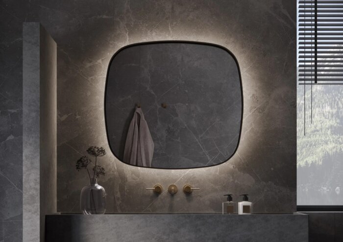 De PERU spiegel met strak design en indirecte verlichting, beschikbaar in diverse afmetingen en kleuren zoals mat zwart en goud. Deze tijdloze spiegel biedt maatwerkopties, waaronder dimbare trafo’s, Bluetooth-audio en digitale klokken. Perfect voor moder
