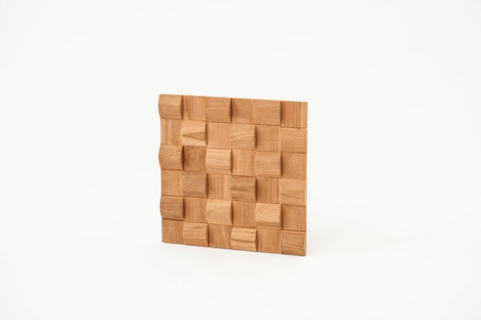 Teakea Wave Natural 3D wandpaneel van massief gerecycled teak – 30x30 cm, met golvende structuur en eenvoudig te bevestigen met montagekit.