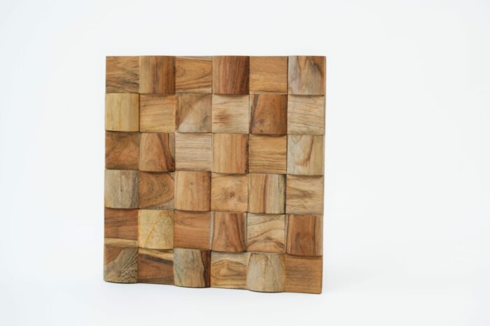 3D wandpaneel van massief hergebruikt teak – 30x30 cm, met bolvormige structuur en eenvoudig te bevestigen met montagekit.