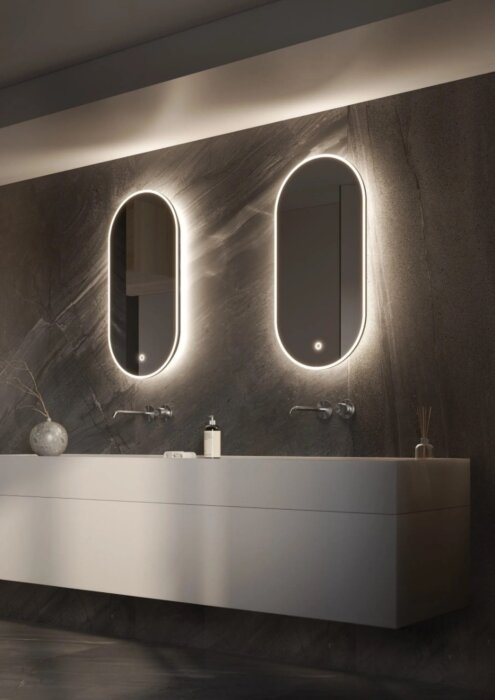 SAINT TROPEZ ovale spiegel 450×900 mm met LED verlichting, touchdimmer (warm/koud licht), en geïntegreerde spiegelverwarming – stijlvol design, CE-gecertificeerd, snelle levering.