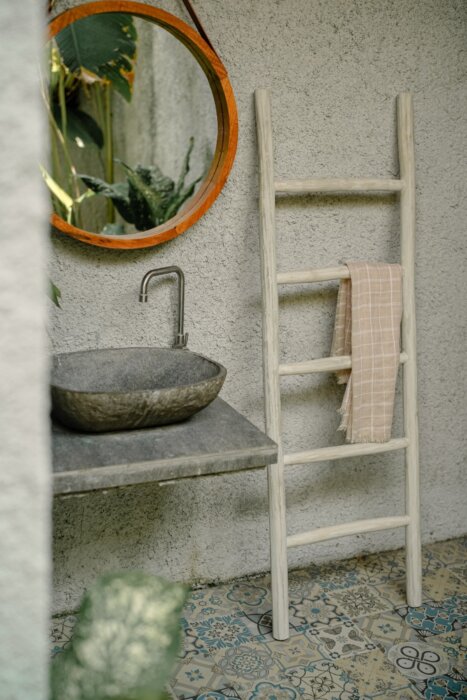 Houten decoratieladder van teakhout, white-oil afwerking, afmetingen 50x5x175 cm in interieur
