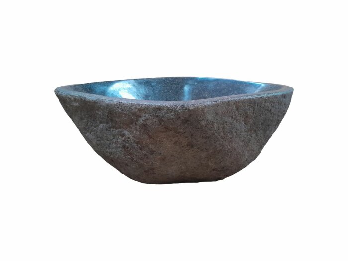 Unieke rivierstenen waskom, 39 x 36 x 15 cm, in natuurlijke grijstinten met een glad gepolijste binnenkant en ruwe buitenkant, verrijkt de badkamer met functionaliteit en natuurlijke charme.