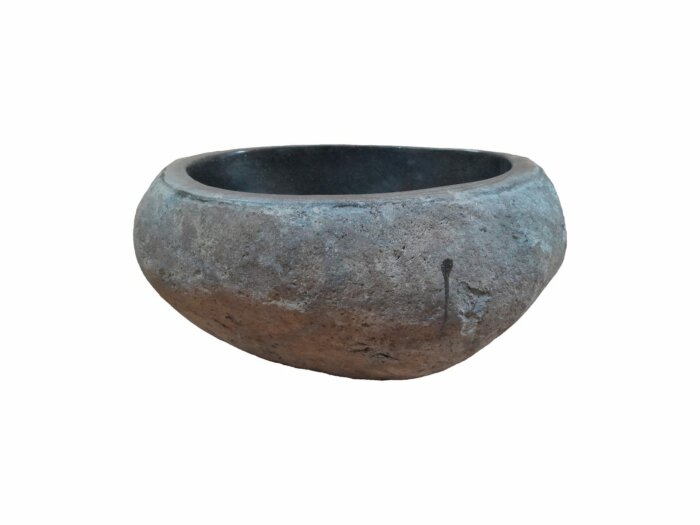 Unieke rivierstenen waskom in natuurlijke grijstinten, glad gepolijst aan de binnenkant met een ruwe natuurlijke buitenkant, afmetingen 30 x 28 x 15 cm, versterkt de elegantie en functionaliteit in uw badkamer