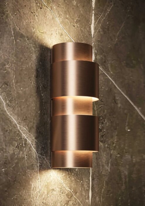 De SOFIA plafondlamp uit de Lightningware collectie in brushed gold, brushed copper of brushed gun metal combineert elegantie en functionaliteit met een modern, compact ontwerp (L100 x W100 x H260 mm) en een ronde afwerking. Deze lamp biedt sfeervolle, ge
