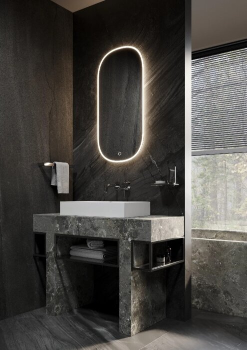 De TAMPA spiegel met ovaal design, directe en indirecte verlichting, touchdimmer met warm/koud lichtwissel, en geïntegreerde spiegelverwarming. Maat: 450x1050 mm. Snelle levering, CE-markering, 2 jaar garantie, voor een heldere, condensvrije spiegel en sf