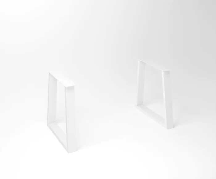 Notenhouten eettafel Tusk | 3-Trapezium Fineline Frame White