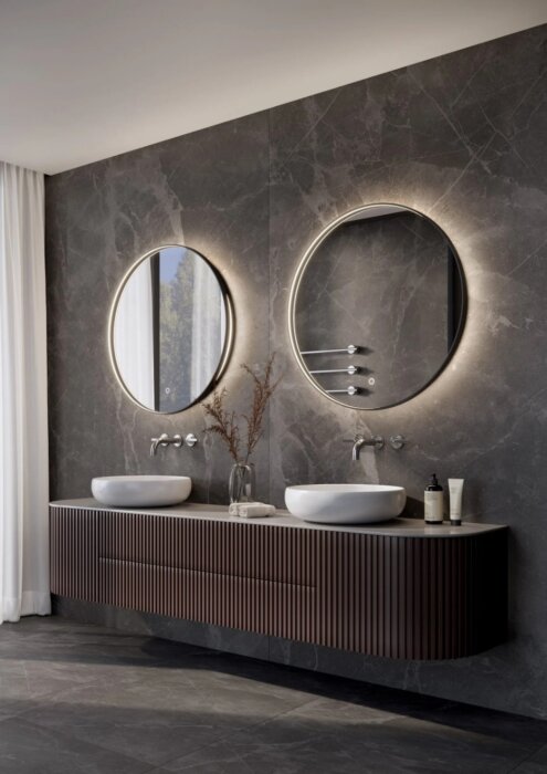 TYRUS ronde spiegel met modern design, verkrijgbaar in diverse afmetingen en kleuren, zoals mat zwart. Voorzien van subtiele indirecte verlichting, CE-markering en 2 jaar garantie. Snelle levering voor voorraadmodellen en maatwerkopties beschikbaar. Perfe