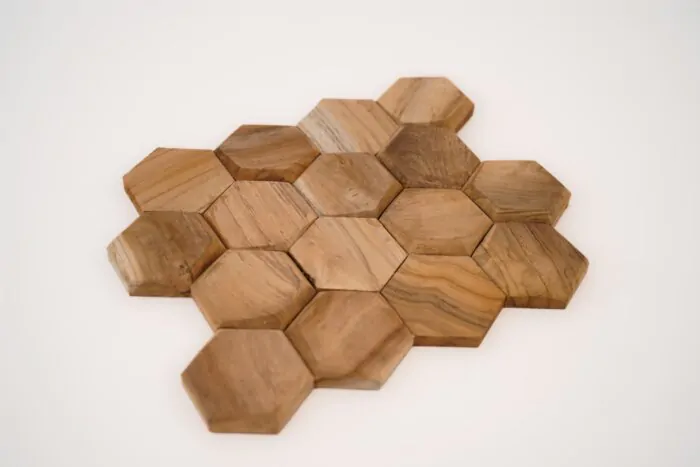 Teakea Hexagon wandpanelen van duurzaam teakhout, zeshoekige vorm, gemonteerd op een muur voor een moderne en natuurlijke uitstraling in het interieur.