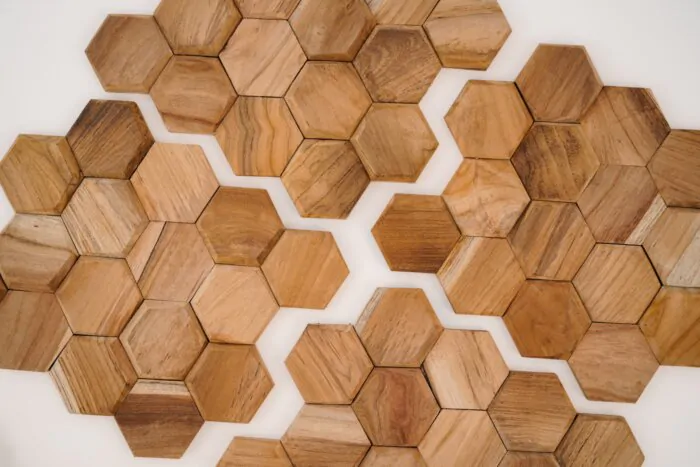 Teakea Hexagon wandpanelen van duurzaam teakhout, zeshoekige vorm, gemonteerd op een muur voor een moderne en natuurlijke uitstraling in het interieur.