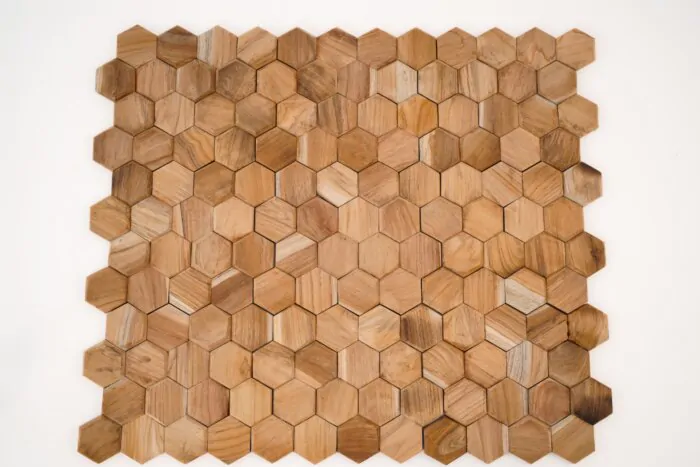 Teakea Hexagon wandpanelen van duurzaam teakhout, zeshoekige vorm, gemonteerd op een muur voor een moderne en natuurlijke uitstraling in het interieur.