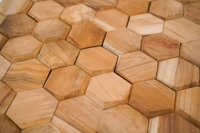 Teakea Hexagon wandpanelen van duurzaam teakhout, zeshoekige vorm, gemonteerd op een muur voor een moderne en natuurlijke uitstraling in het interieur.