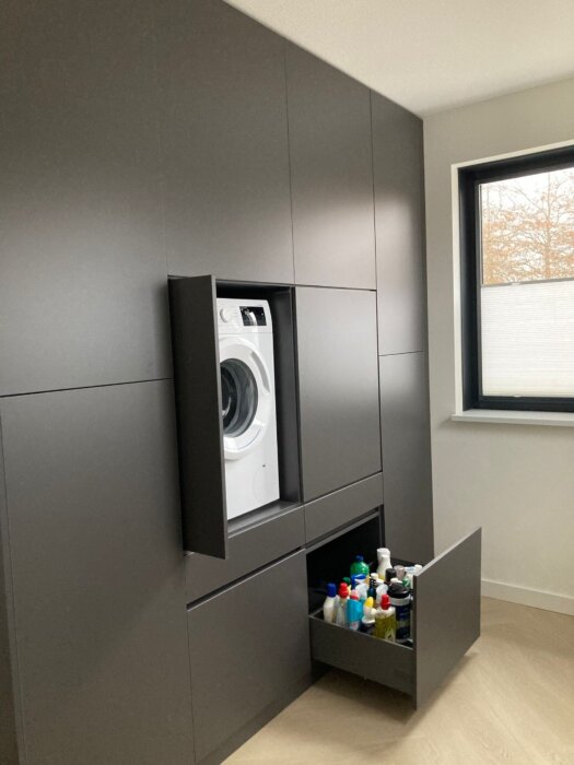 De Wasmachine Wandkast Maatwerk Meubel, Model Tonny, is het toonbeeld van innovatieve opbergoplossingen, speciaal ontworpen voor de moderne wasruimte
