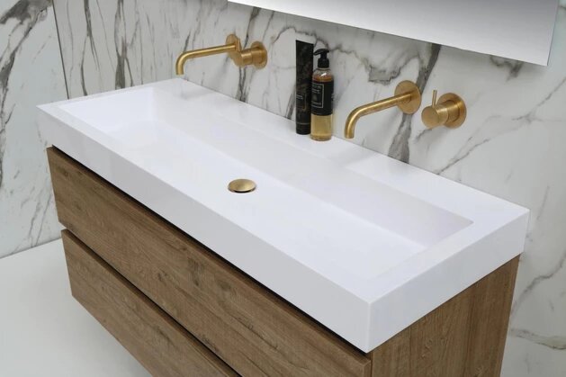 De Ink Smooth wastafel biedt een combinatie van stijl en functionaliteit die perfect is voor moderne badkamers. Gemaakt van hoogwaardig mat wit polystone, straalt deze wastafel een gevoel van elegantie en verfijning